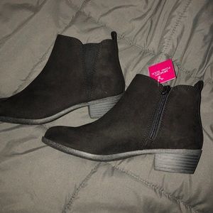 SO Hanno Black Ankle Booties Size 6.5